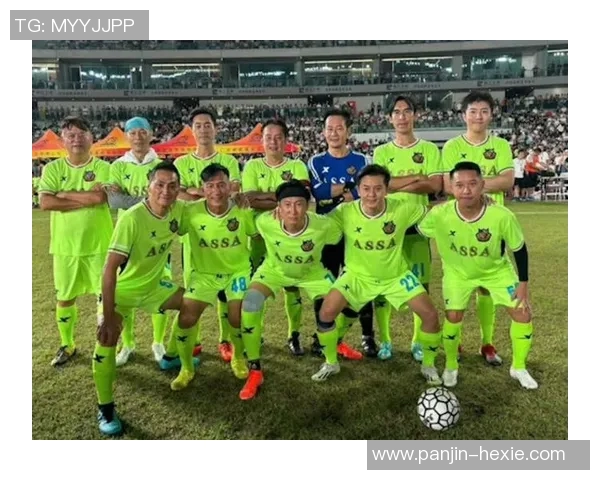 香港足球明星踢人事件引发热议视频曝光引发球迷讨论与反思